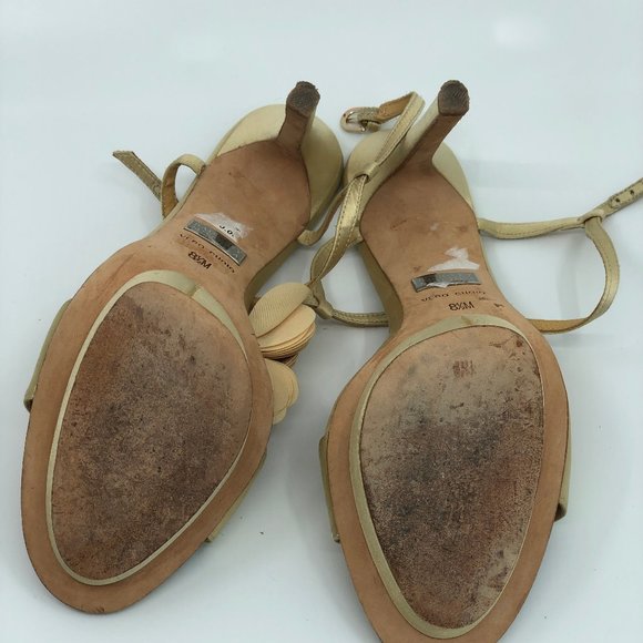 Gold platform sandal with floral detail - Picture 3 of 3